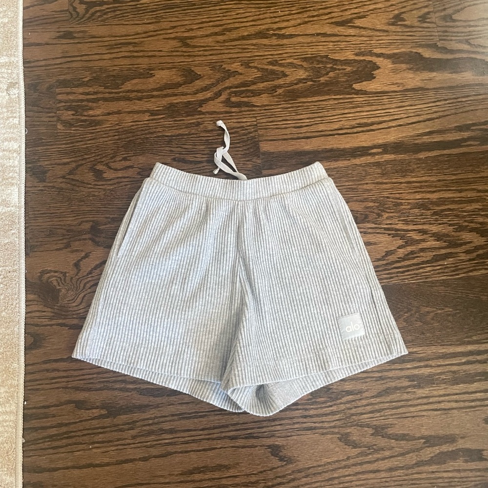 Alo muse shorts in athletic heather grey size XXS